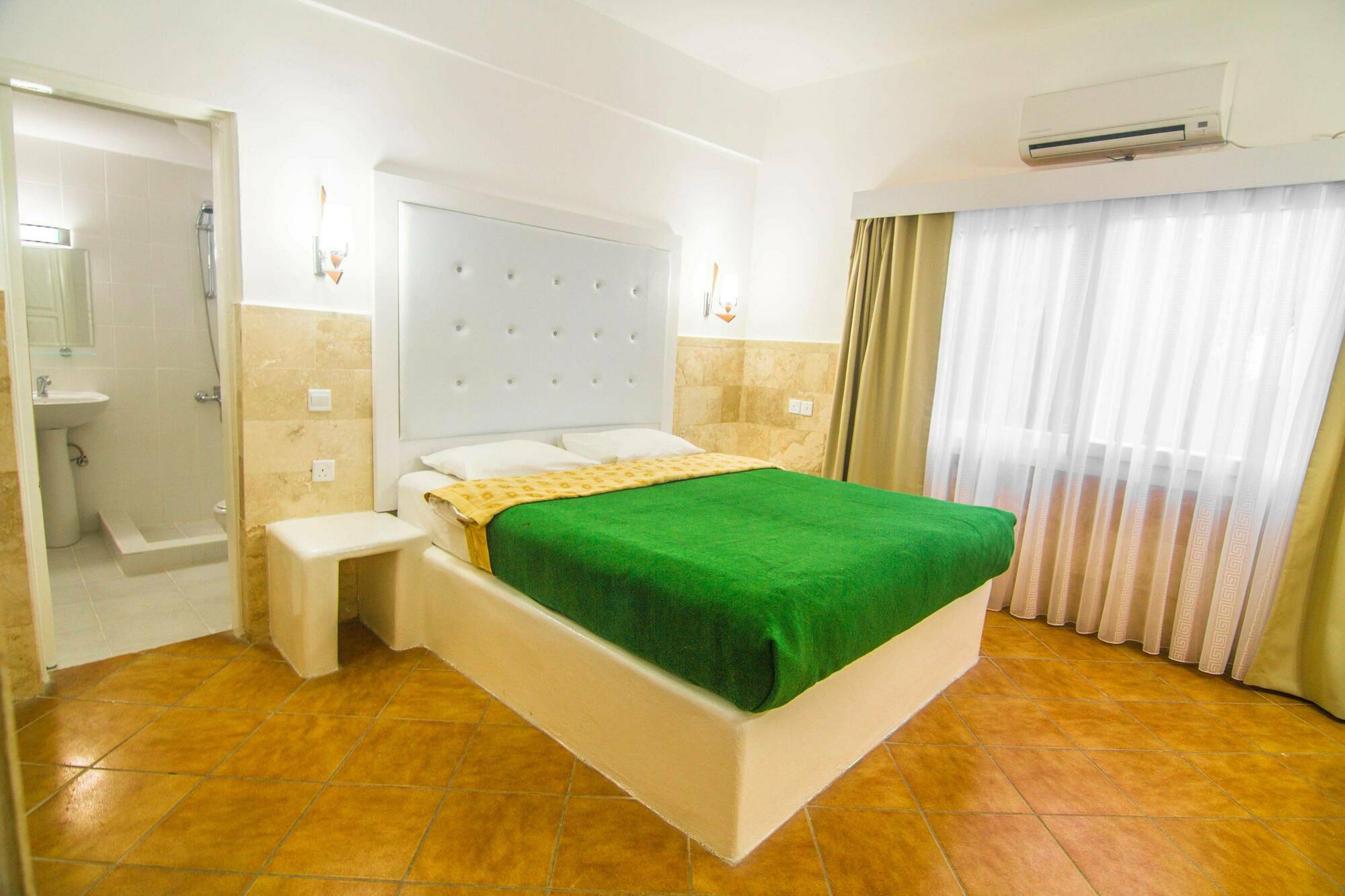 Hotel The Pine Bay Club Kyrenia  Exterior foto